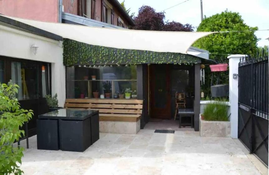 Leleka Hostel Esbly Екстериор снимка